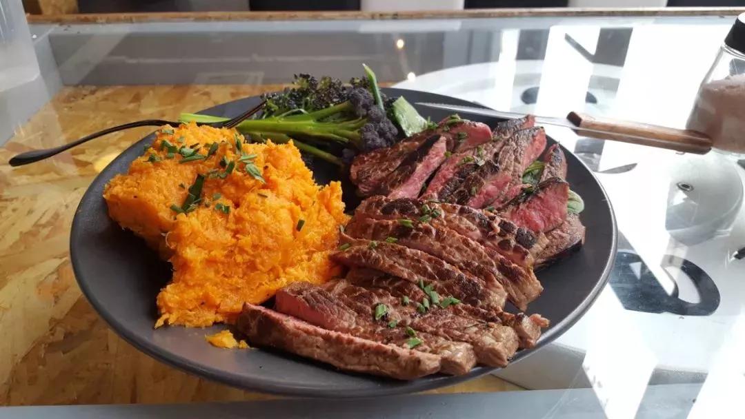 外国小哥模仿魔法师,外国小哥模仿吃东西的动作