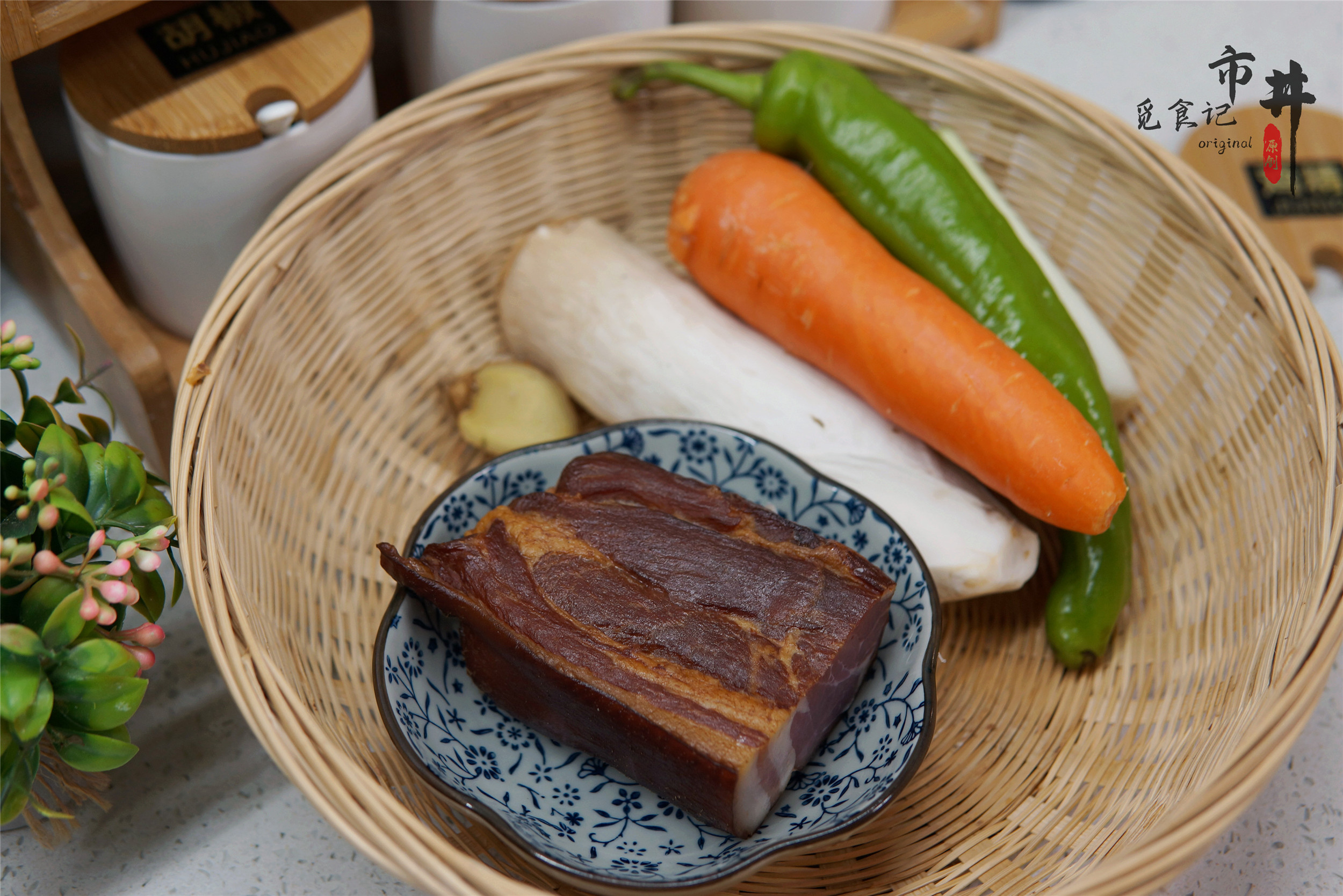 烟熏腊肉怎么炒不硬不咸,腊肉炒前用白腊浸泡法