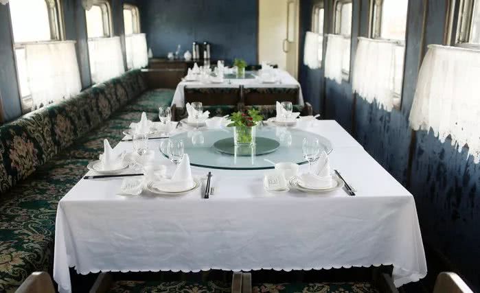 上海地铁站神奇的地方,上海2号线地铁美食广场