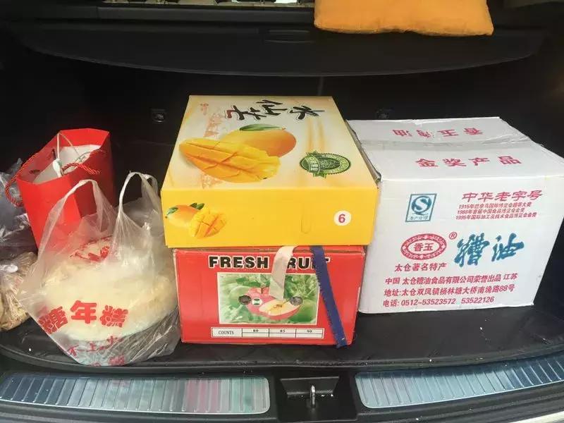 父母看儿子带了100个包子！留学生笑而不语：你是没见过我爸妈……