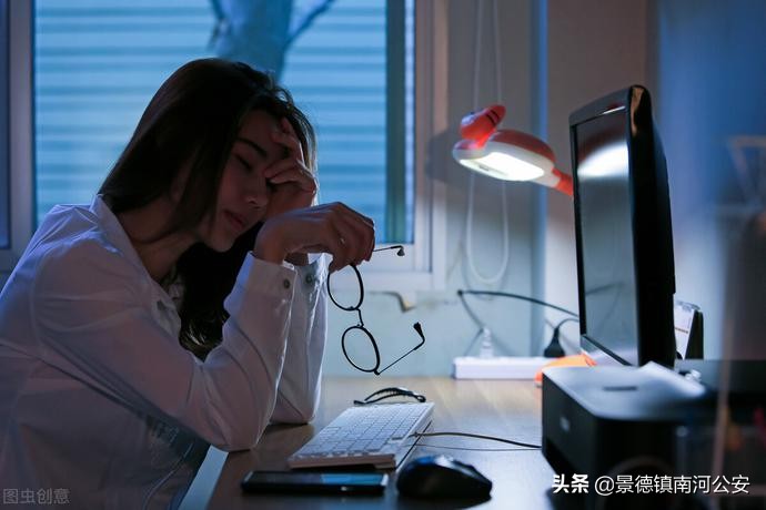 男子以*币假**支付嫖资，女子愤而报警告强奸，构成强奸罪吗？