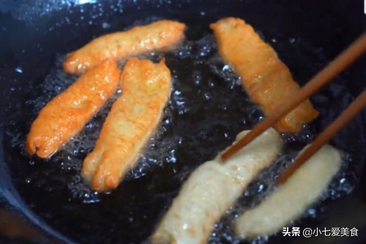 油条家庭版怎么做酥软好吃,油条配方和做法简单又好吃