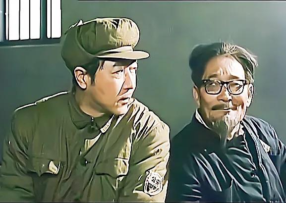 70年代穿白色警服的警察一身正气,监狱警察警服变迁史