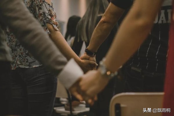 女孩说自己凡尔赛如何高情商回复,被女生说凡尔赛高情商回答