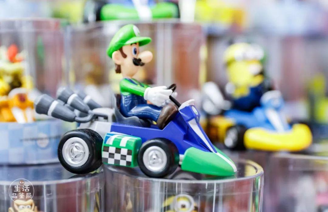 在魔都这家潮牌娃娃机店里，我竟然花了五块钱抓了个AJ