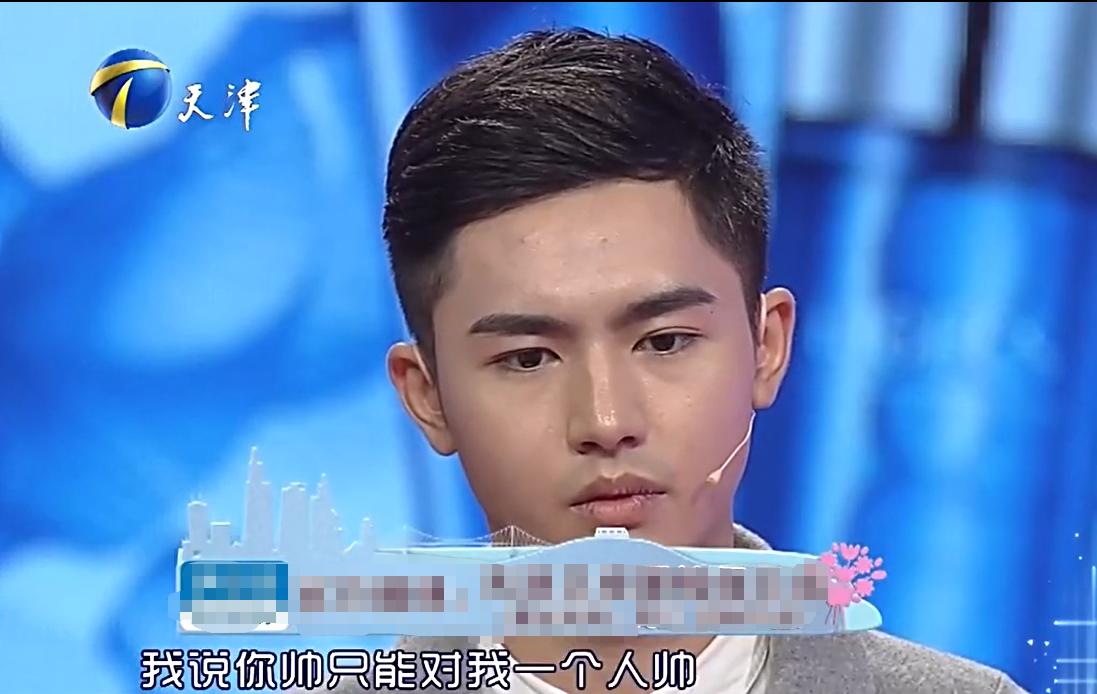 帅气男抛下女友,轮流和十多个爱慕者吃饭:她们只是我的普通朋友