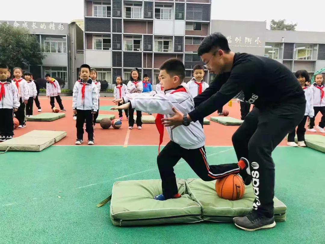 全员参与不落一人,确保学生校内每天体育运动不少于