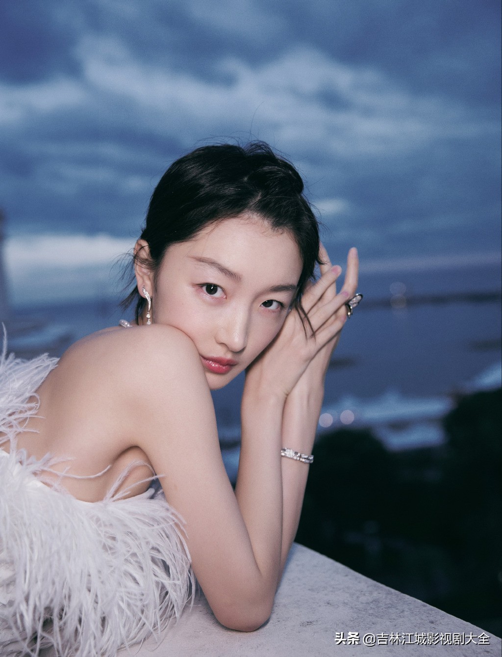 新世界周冬雨演谁,新世界周冬雨红袄