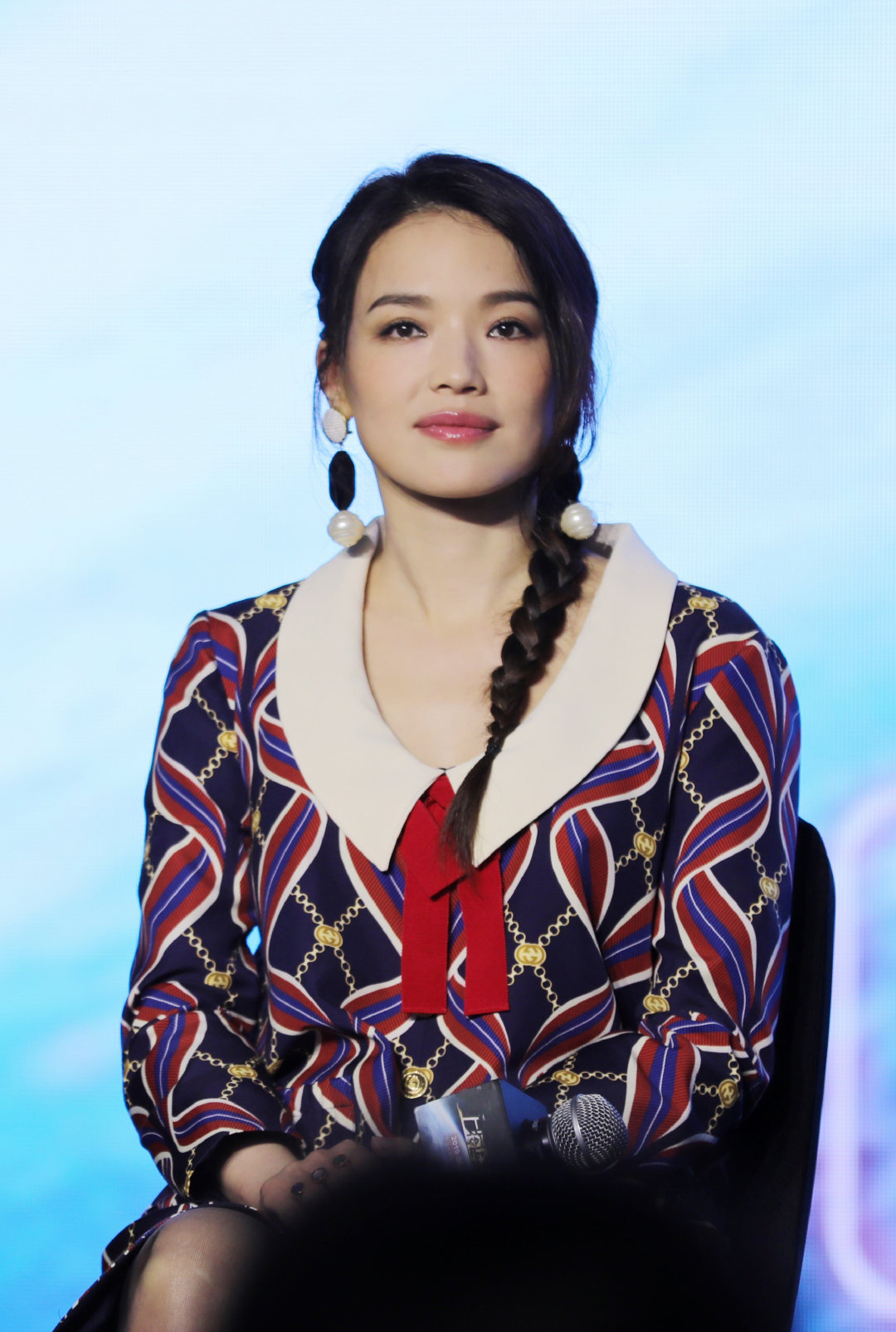 43岁舒淇发型女人味十足可盐可甜 (43岁舒淇穿不规则风衣裙配短靴)