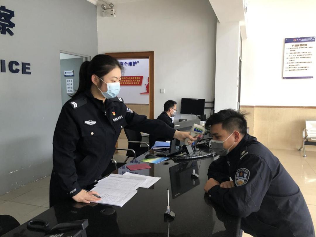 金湾区疫情,防控一线党旗飘扬战疫情