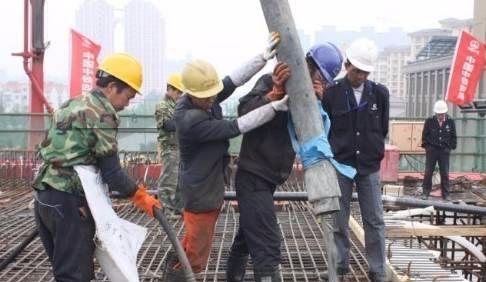 混凝土浇筑电动振动器怎么用,振动混凝土棒正确使用照片