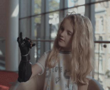 13岁无臂女孩成最酷“美妆博主”:不惧命运的人太酷了