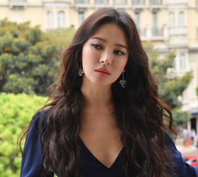 宋慧乔老爹鞋,宋慧乔白色衬衫百褶裙穿搭