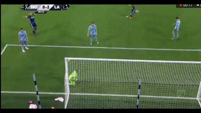 伊布40米开外凌空抽射,伊布挥手告别足坛再无大奉先