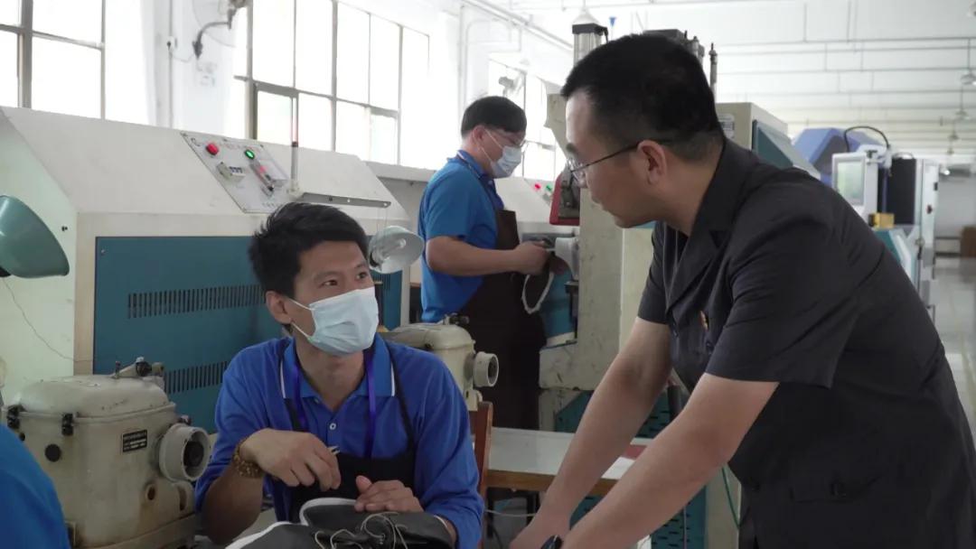 阿迪达斯商标侵权案例,adidas争议广告图片