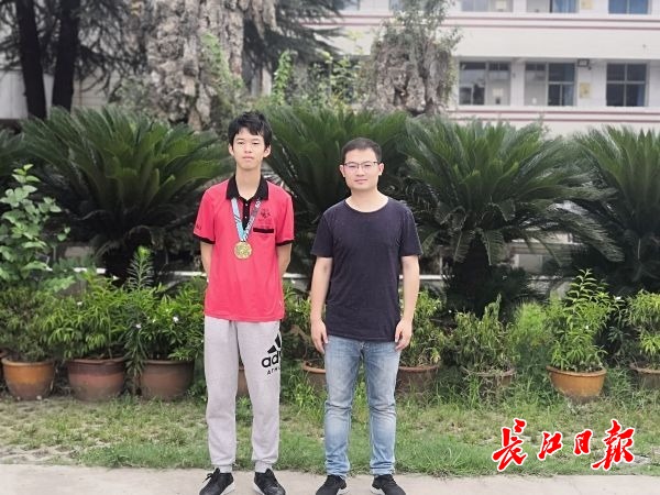 武汉“90后”教师3年带出世界奥数冠军,同事:发际线变化能看出他的努力