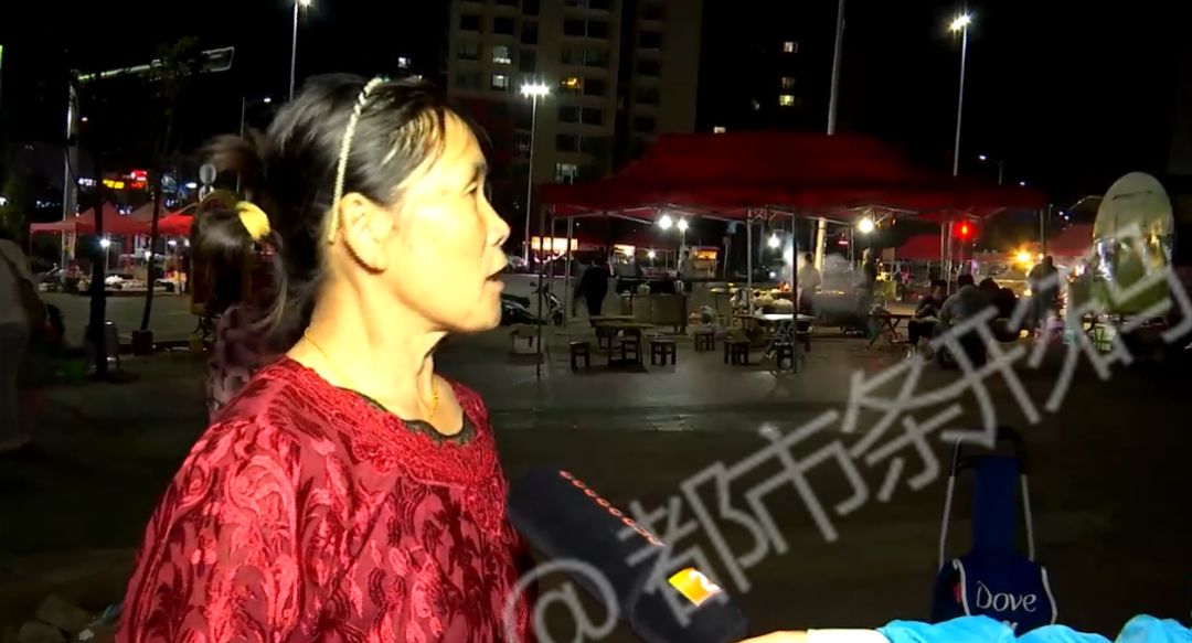 视频走红!小伙混放音响搅乱广场舞,“硬核”大妈拎砖头狂追!网友:大妈腿脚太利索