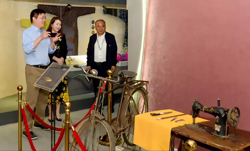 8台缝纫机起家，现年赚135亿：他用45年把波司登做到了全球第一