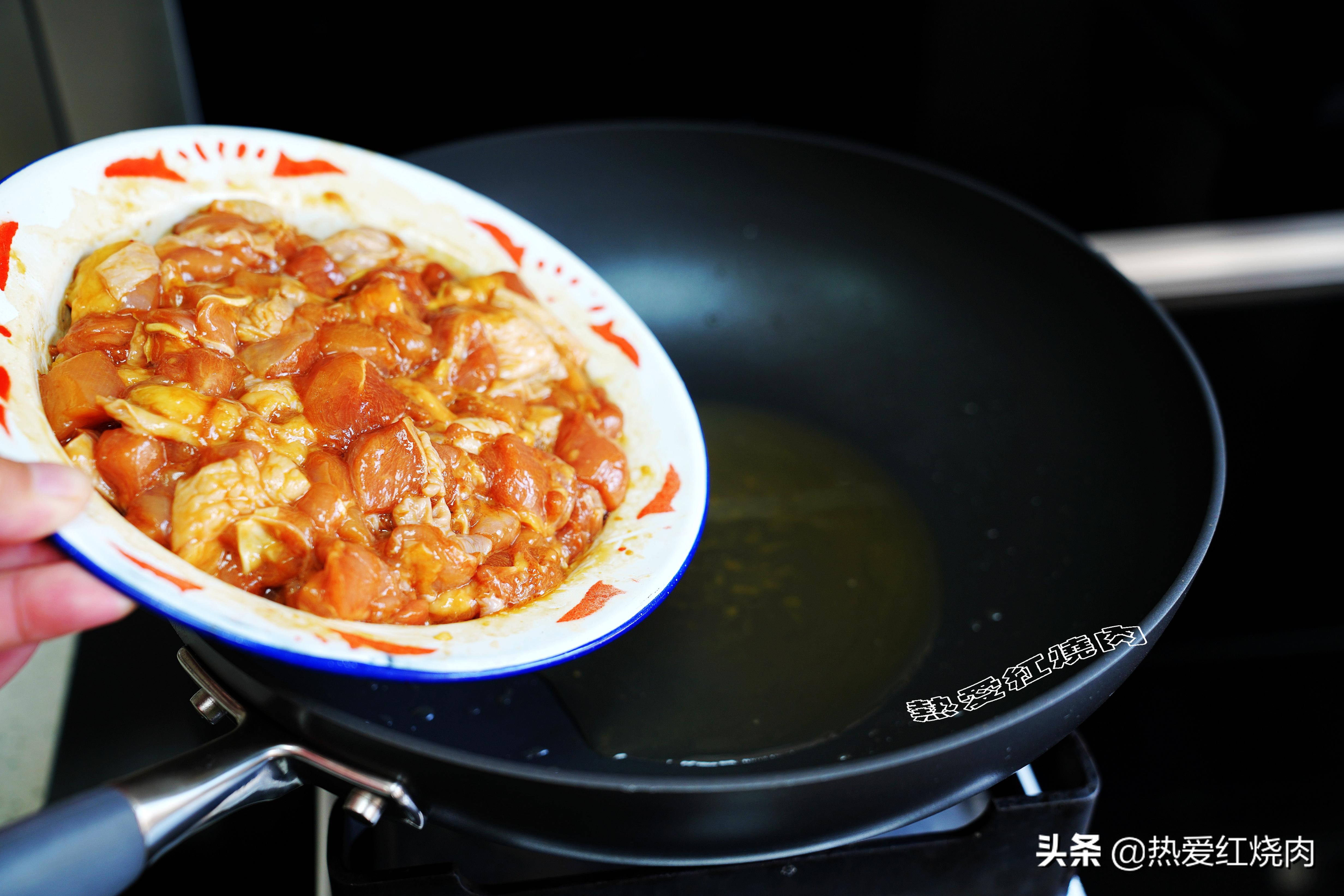 孜然炒鸡丁最正宗的做法,炒鸡胸丁肉嫩而不柴的诀窍