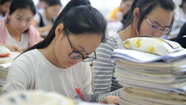 高三女生说自己是“处女”，却挤出“母乳”，妈妈得知原因后落泪