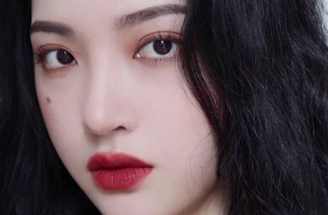 冬天适合哪种淡色口红,冬天适合什么样的口红颜色