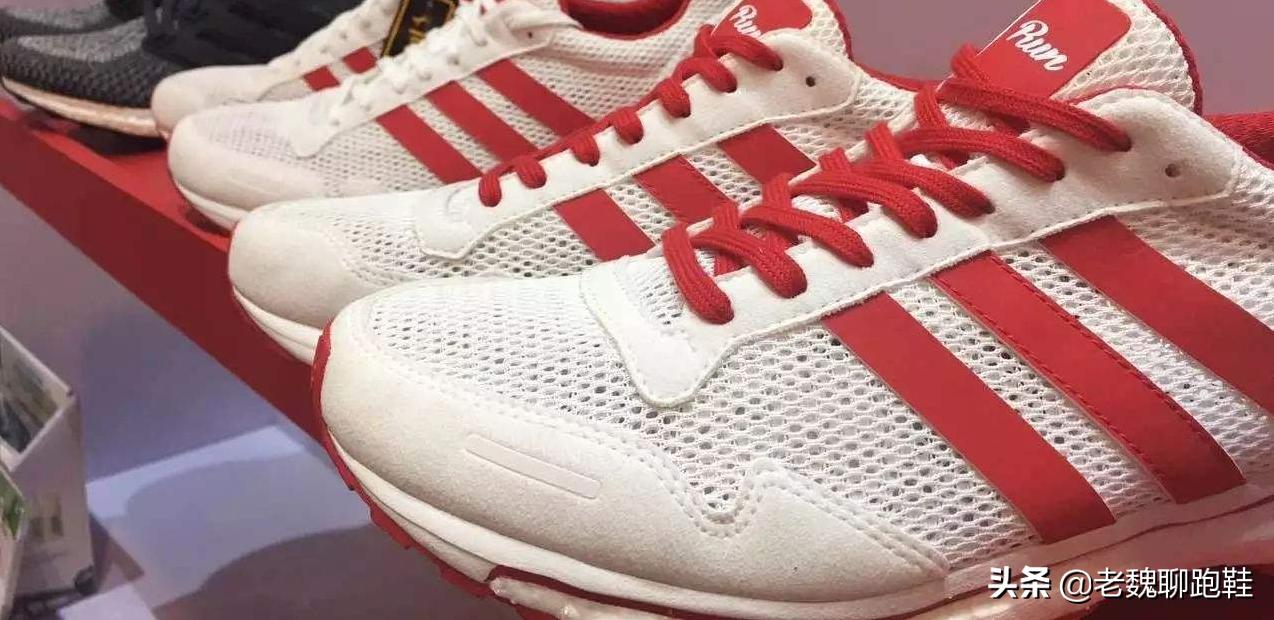 阿迪达斯三叶草好还是三道杠好,阿迪达斯羽绒服三叶草和三道杠