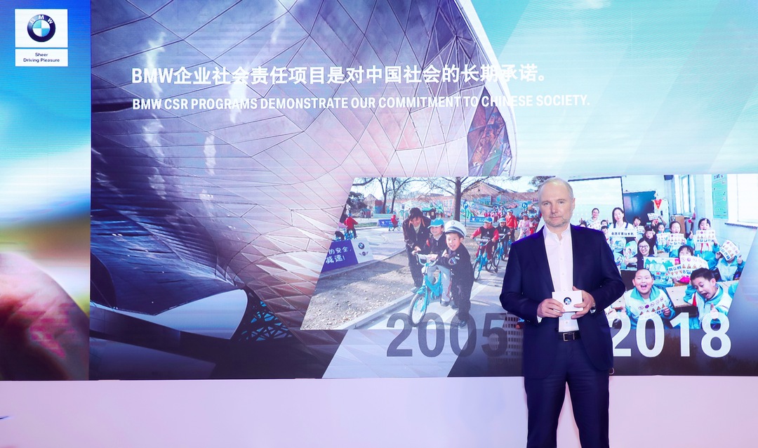 以行动践行初心用担当诠释使命,以行动践初心以实干显担当