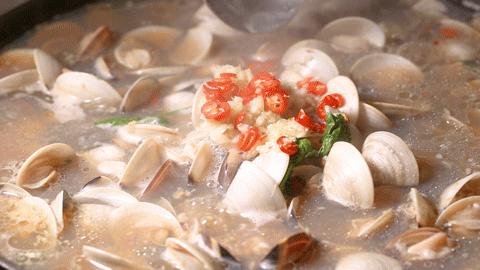 冲着“海虫子”去的卜卜贝，每天排队到凌晨1点