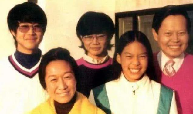 杨振宁真的让翁帆改嫁吗,嫁给杨振宁前翁帆经历了什么