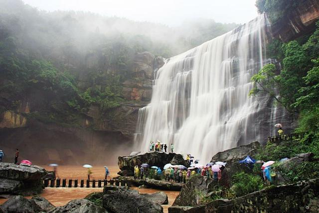 遵义赤水丹霞瀑布比黄果树更大的瀑布，尽然很多游客不知道这里
