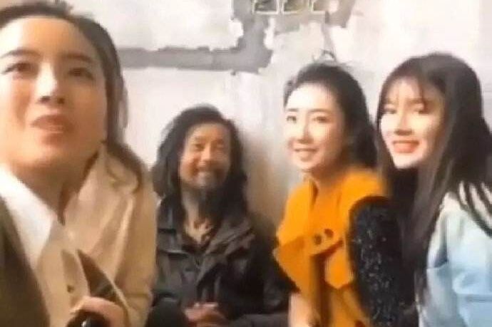 抖音刷得沸沸扬扬，网红美女纷纷跑去跟他咪咪，吐槽星看着好不爽