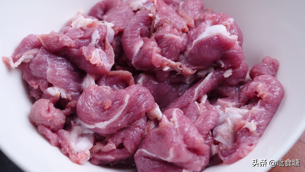 羊肉不腌烤几分钟,湘菜羊肉怎么炒才会更嫩爆炒羊肉