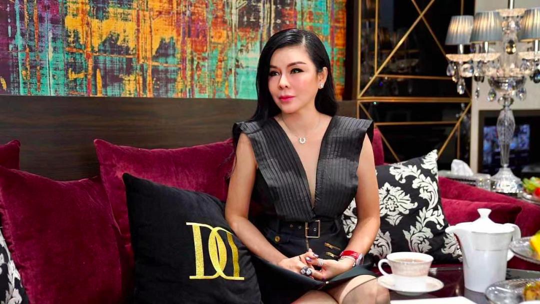 关之琳年轻爱珠宝,香港女星关之琳珠宝