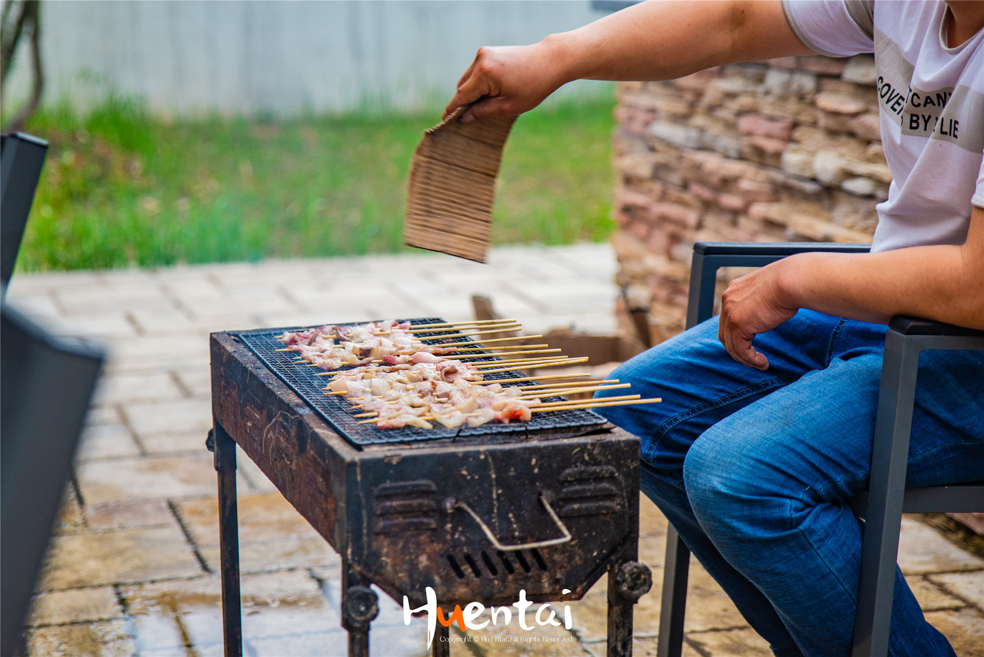 住星空帐篷吃土灶饭，看孔雀开屏，这个520就要来点不一样