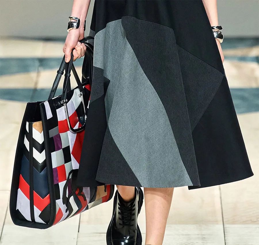 这才爆红一年就这么能“装”了？3w的包一背我都认不出来了…