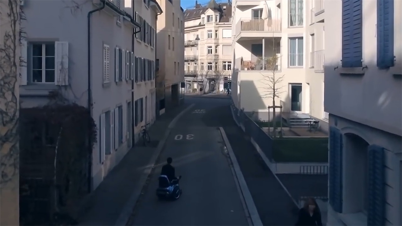 瑞士22岁大学生，发明“自动爬楼梯”轮椅，像坦克的履带？