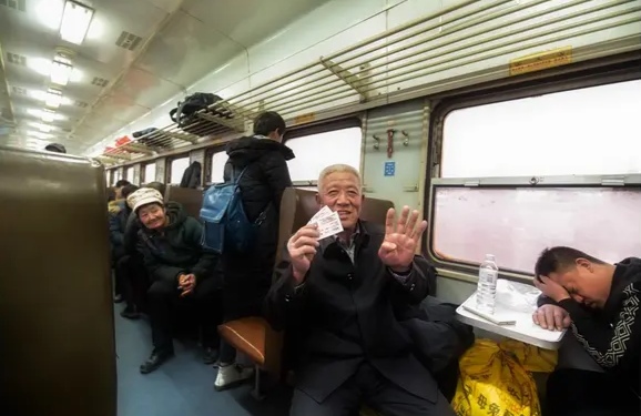 “庄户列车”要提速了慢悠悠的车厢一头连着乡愁一头连着亲情