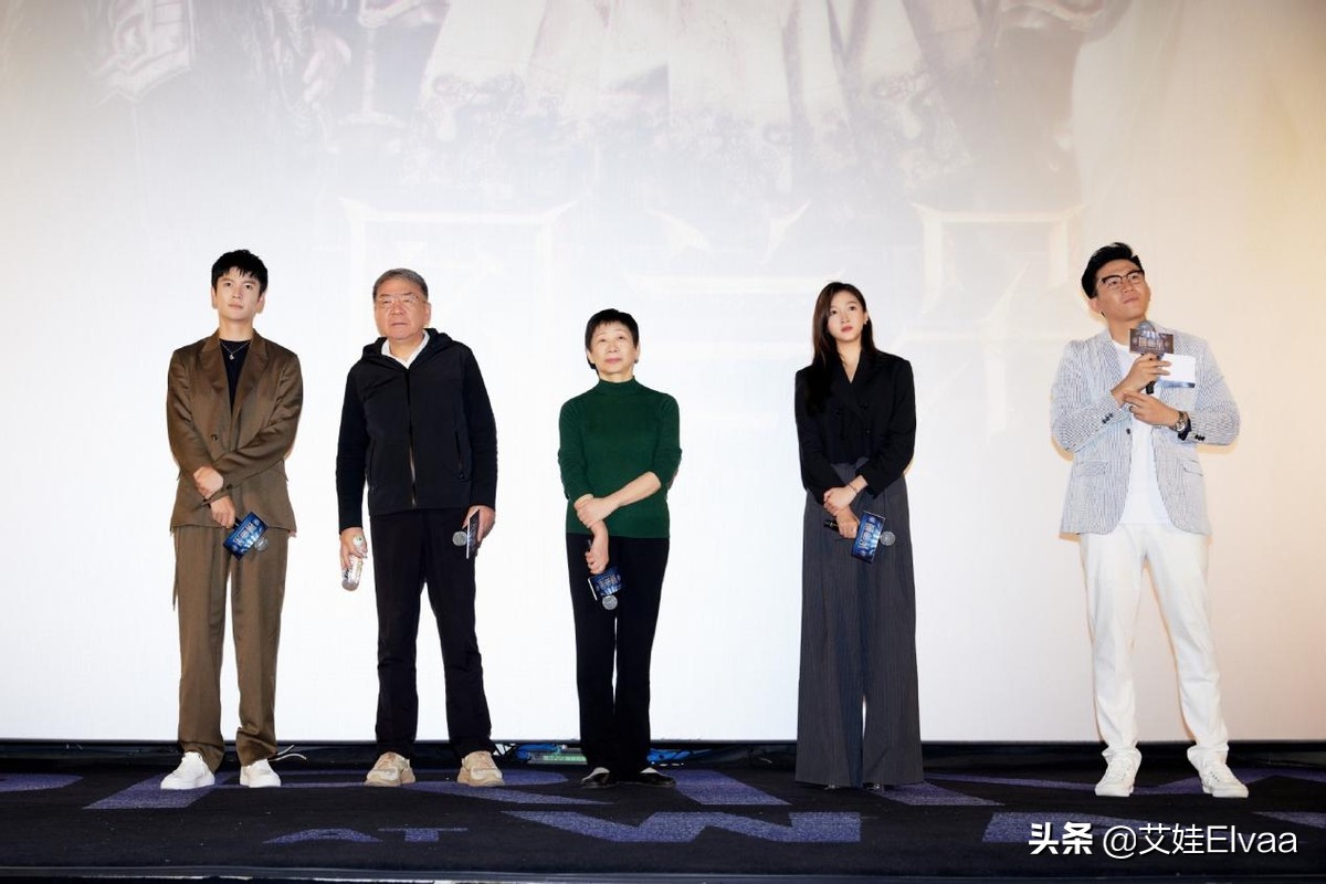 关晓彤身着黑色连体裤酷劲十足,关晓彤罕见穿皮裤亮相