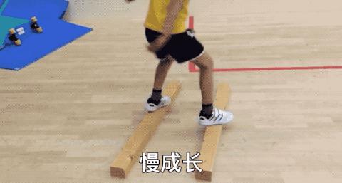 带着孩子可以在家做的运动,在家和孩子一起做的运动