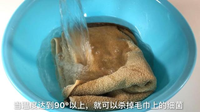 女生用热水洗脸后脸干起皮怎么办,女孩用毛巾擦脸怎么了