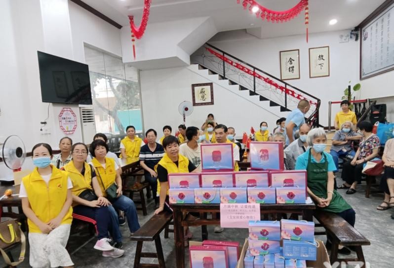 广东惠州爱心企业艾安琪公司给雨花斋素食馆送月饼让爱传递