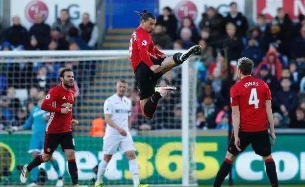 趣图：每日一酸，这该死的足球