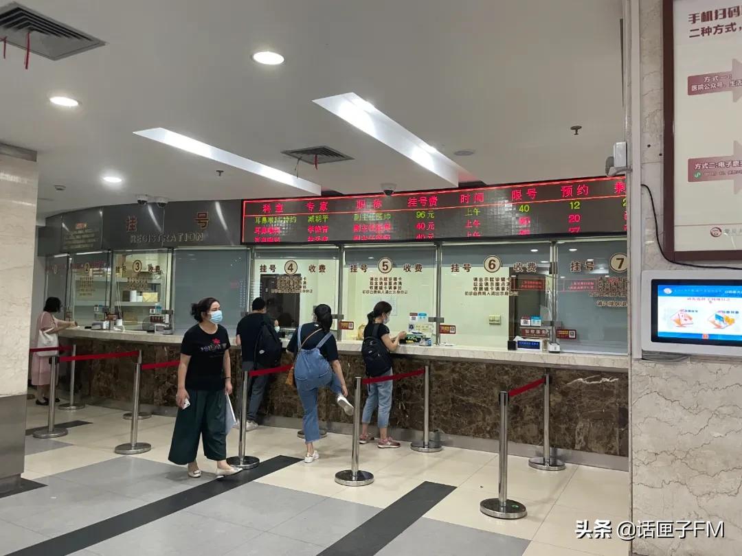 刚刚，复旦大学附属眼耳鼻喉科医院两院区恢复门急诊，记者现场直击