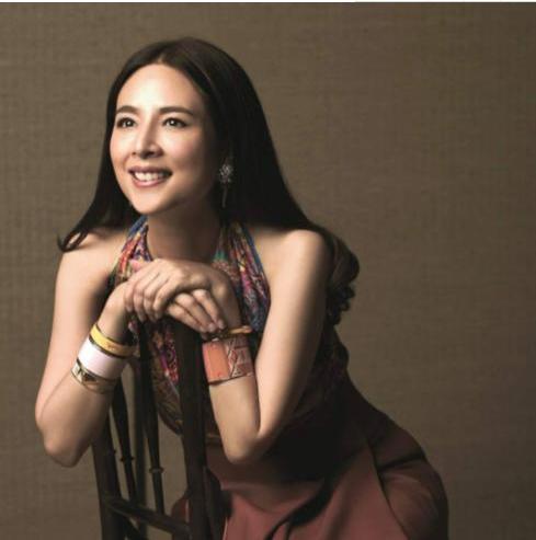 泰国女首富伍伦盼足球,泰国女足总经理伍伦盼写真