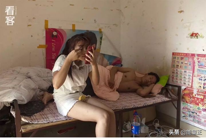 为了逃离包办婚姻，她们前往深圳打工赎身