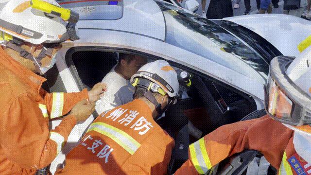 惊险一幕两车相撞幸好没什么大事,两车相撞惊险视频