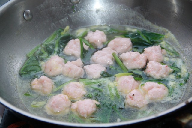 鲜美补钙胡萝卜青菜虾丸,鲜虾胡萝卜怎么做虾丸辅食