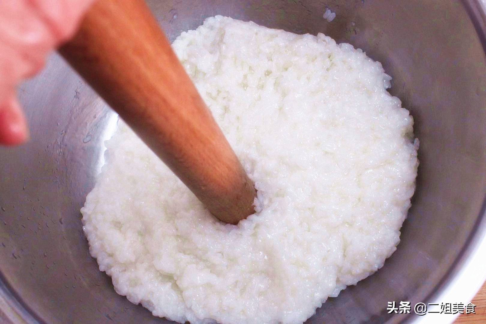 把糯米蒸熟再用油煎,把糯米上锅蒸一蒸