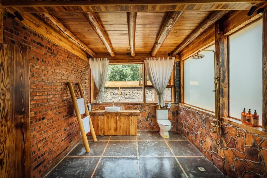 神仙眷侣辞掉高薪工作，爆改废弃山谷，造无边恒温泡池，全景树屋