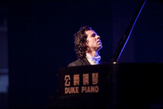 钢琴王子携手公爵钢琴精湛演出震撼中国